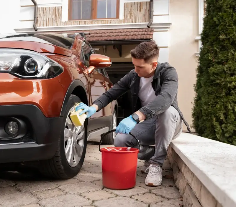 Lavage auto à domicile Aston : professionnel intervenant sur un véhicule